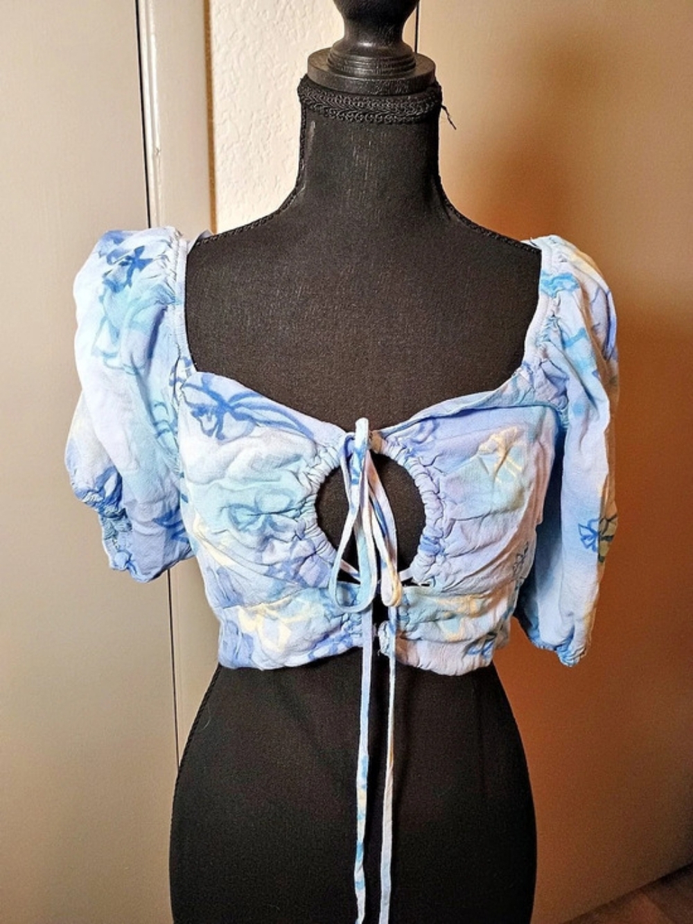 Wild Fable Blue Floral Puff Sleeve Keyhole Tie-Front Smocked Crop Top Tie-Front